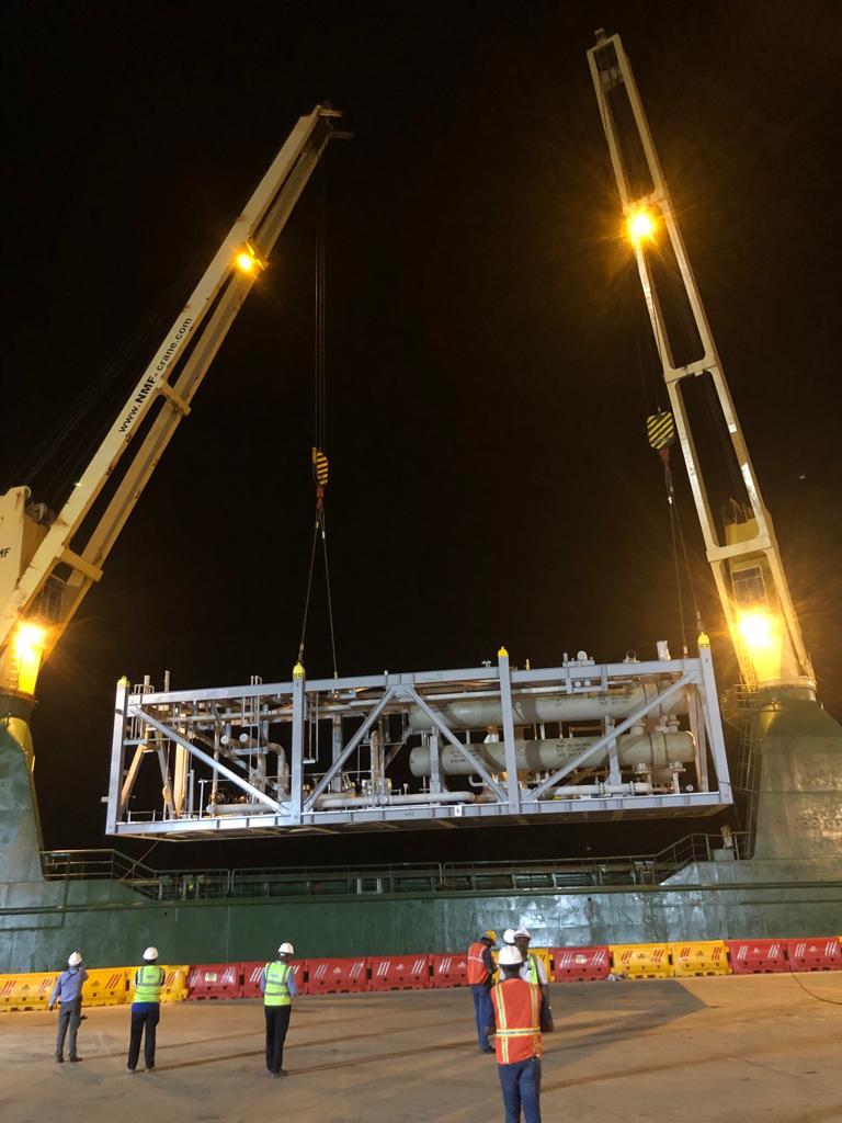 Heavy cargo lift at port